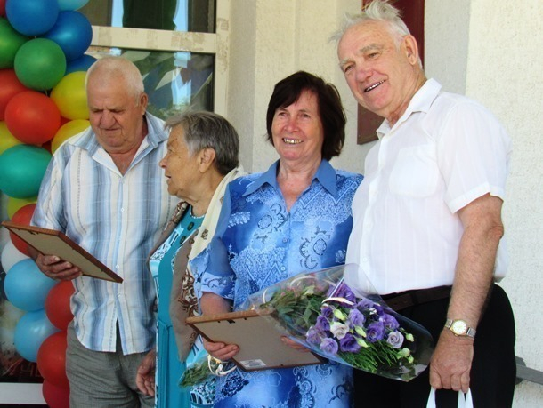 Примечательные пары Морозовска и района наградили в день Семьи, любви и верности