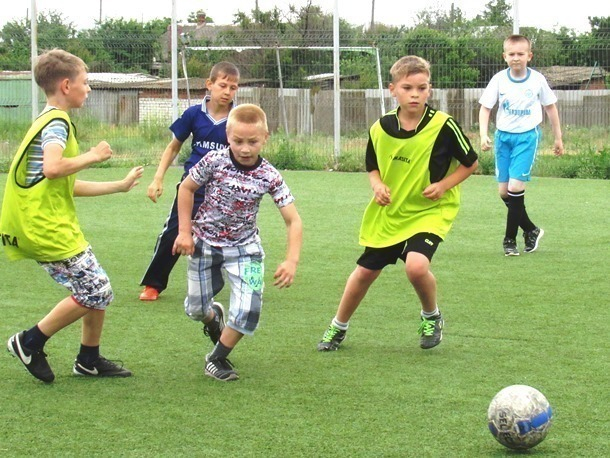 Появилось видео интенсивной тренировки самых маленьких футболистов Морозовска