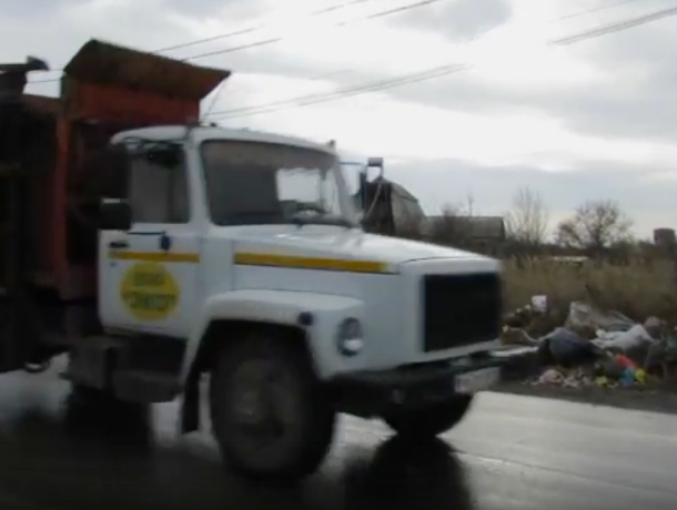 Хочу сказать: Сергей Андронов и его соседки возмутились на видео внезапным прекращением вывоза мусора в Морозовске