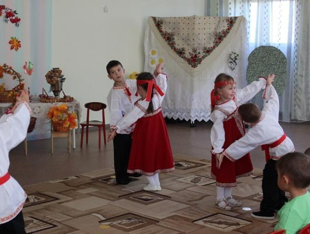 Играми, песнями и хороводами отпраздновали Покров Пресвятой Богородицы в морозовском детском саду