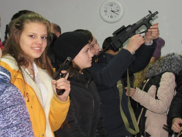 Школьники Морозовска «откатали пальчики» и подержали в руках настоящее оружие на экскурсии в отделе полиции