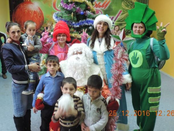 «Фиксики», Дед Мороз и глава городской администрации поздравили многодетные семьи Морозовска