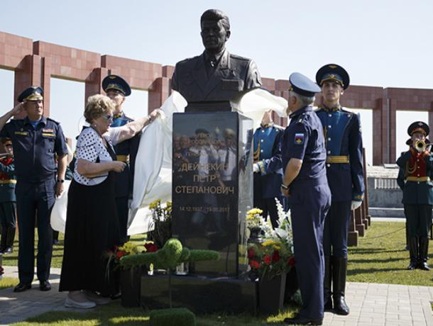 Знаменитому морозовчанину Петру Дейнекину открыли памятник на Федеральном военном кладбище в Мытищах