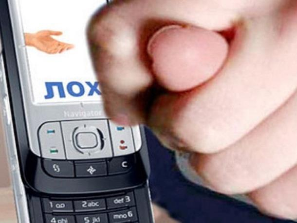 Хитро, но не очень умно: в Ростове работник салон связи раздавал телефоны в подарок с «сюрпризом»