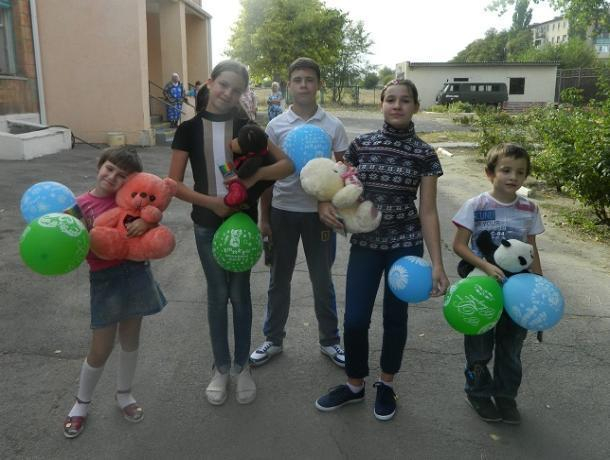 Веселыми играми и спортивными эстафетами порадовали волонтеры ребят из социального приюта Морозовска