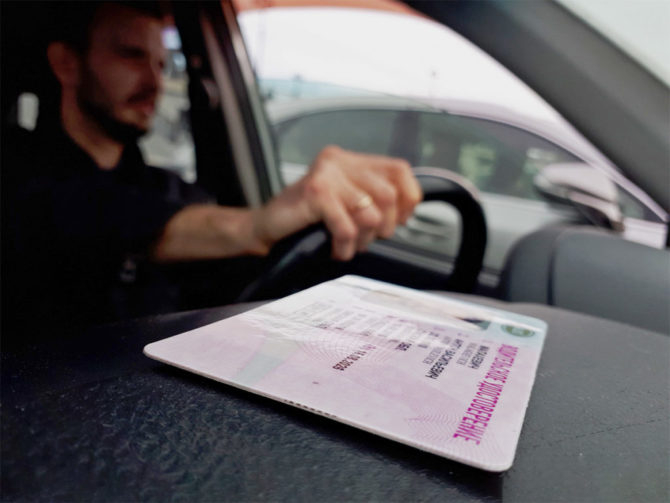 Кому автоматически продлят срок действия водительских прав, пояснили в ГИБДД