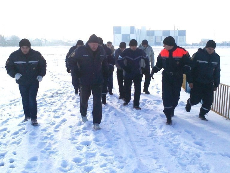 Морозовские спасатели сдают нормативы в сильный мороз