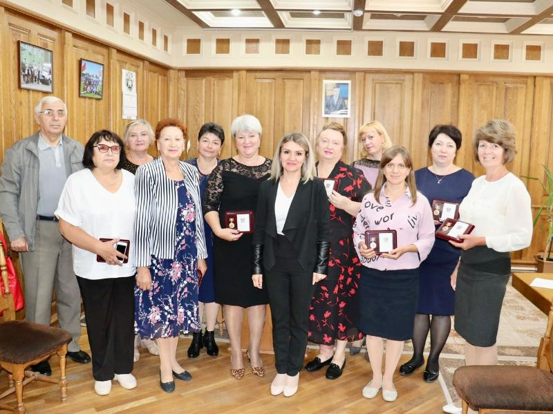 Работников социальной сферы Морозовского района наградили памятными знаками «85 лет Ростовской области»