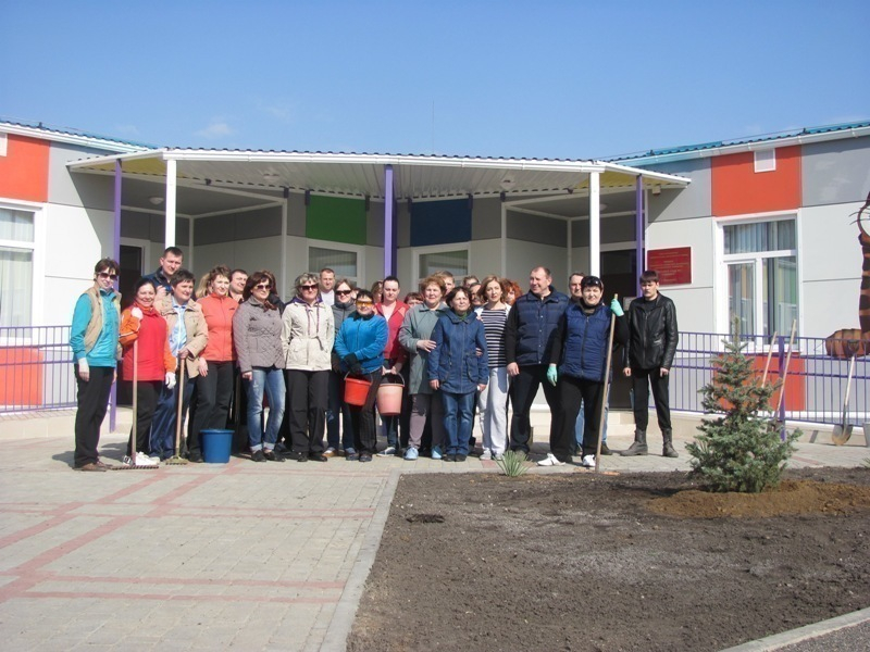 В новом детском саду Морозовска утром  9 апреля прошел субботник