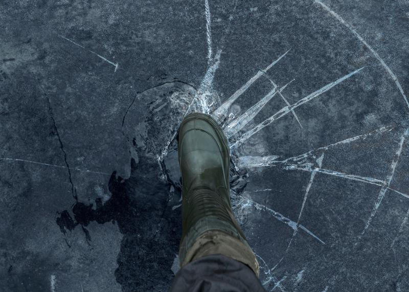 Морозовчан предупредили об опасности выхода на неокрепший лед