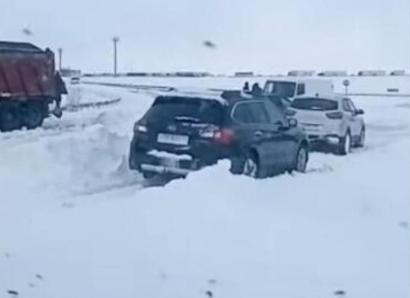 Морозовчане оказались в снежном плену и простояли на трассе около суток