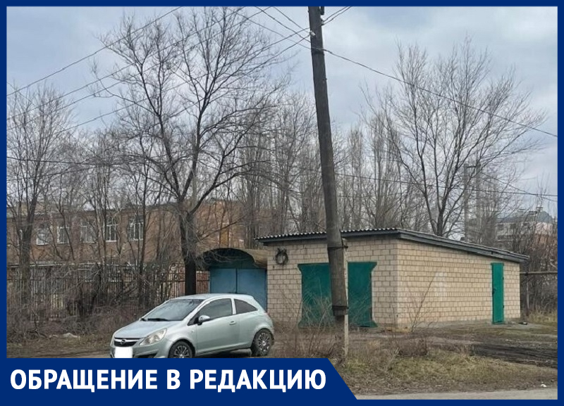 Жильцы многоквартирных домов на улице Истомина в Морозовске боятся, что ещё один старый столб может упасть
