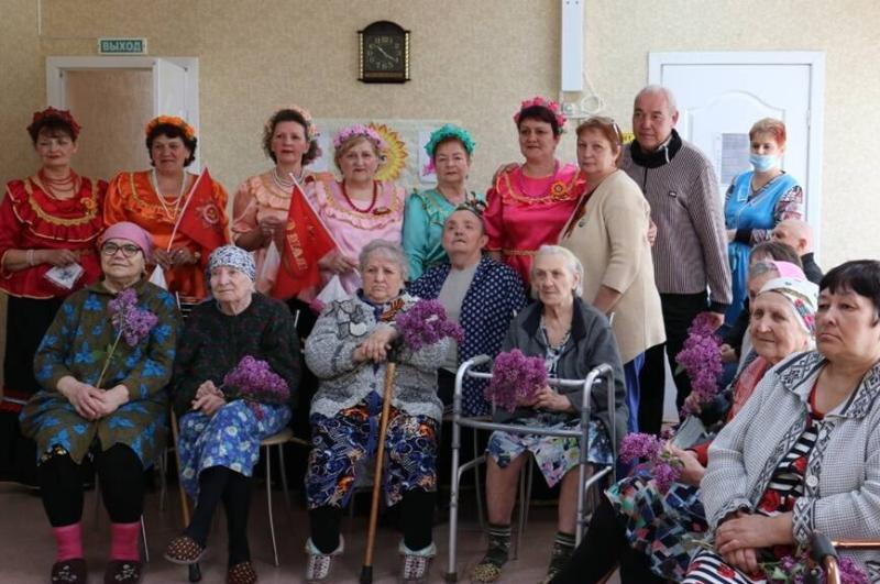 Праздничный концерт в честь Дня Победы провели для пожилых людей в ЦСО Морозовского района