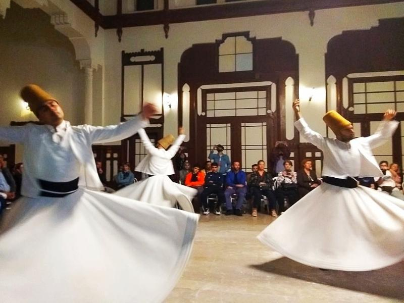 Танец дервишей появился еще в XIII веке и представлял собой храмовый ритуал суфийских монахов, - морозовчанка Марина Лехман