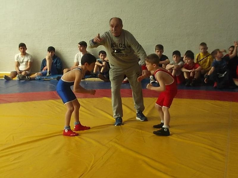 Более 100 юных борцов приняли участие в областных соревнованиях по вольной борьбе в Морозовске