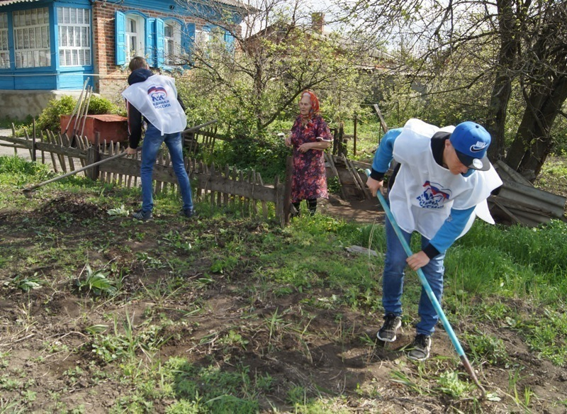 Тимуровцы из Морозовского Агропромышленного техникума оказали помощь вдовам участников ВОВ