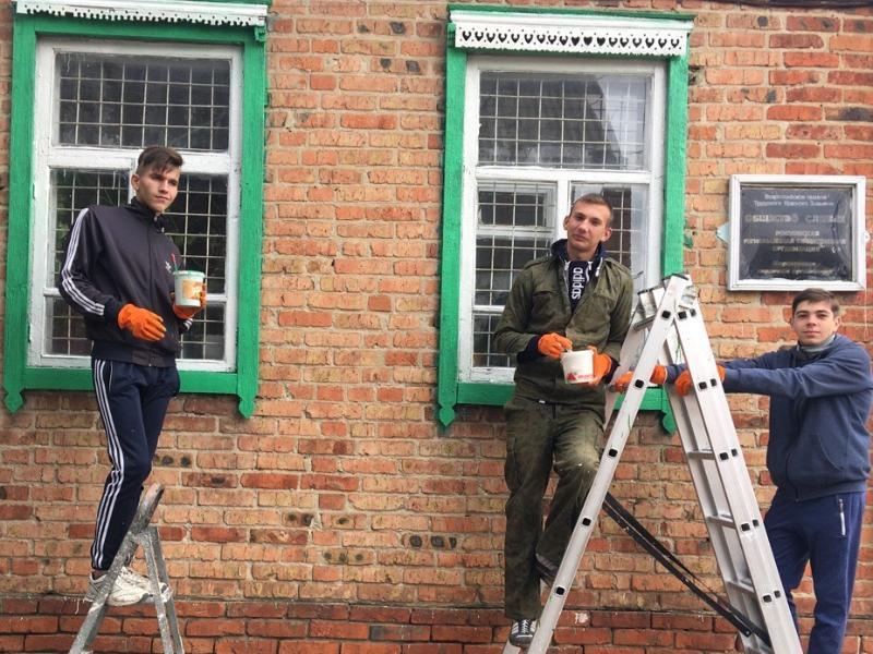 Волонтерский отряд «На крыльях добра» помог с покраской окон во Всероссийском обществе слепых в Морозовске