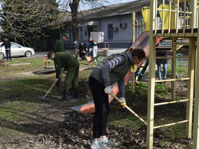 Волонтеры Морозовска навели чистоту в железнодорожном парке