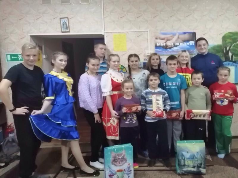 Волонтёры и юнармейцы Морозовского района поздравили детей из социального приюта с Днем народного единства