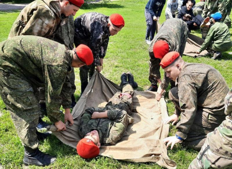 Курс по тактической медицине и боевым навыкам прошли юнармейцы Морозовского района на военно-спортивном слете «Военный городок»
