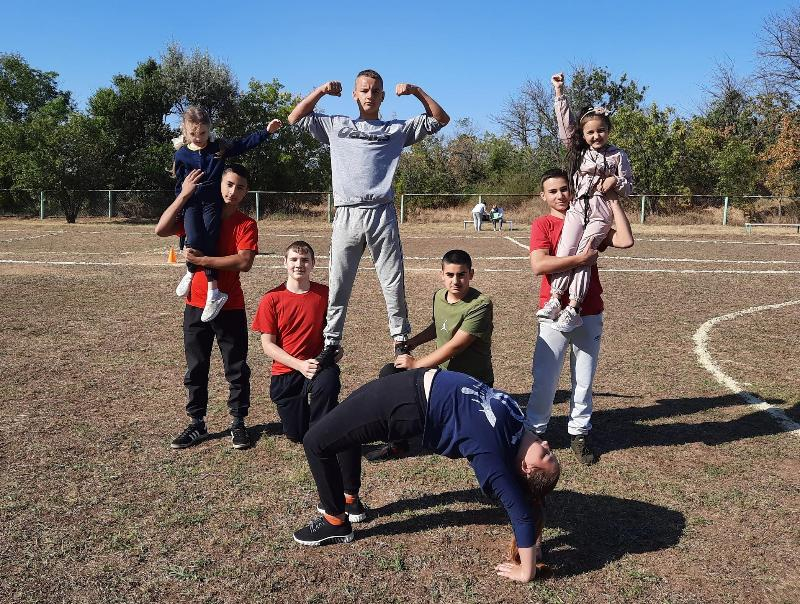 С веселой утренней гимнастики начался традиционный День здоровья в школе поселка Знаменка