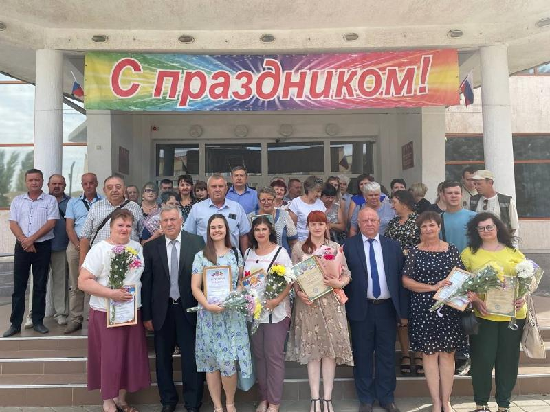 Работникам ветеринарной службы Морозовского района в их профессиональный праздник подарили красивый концерт