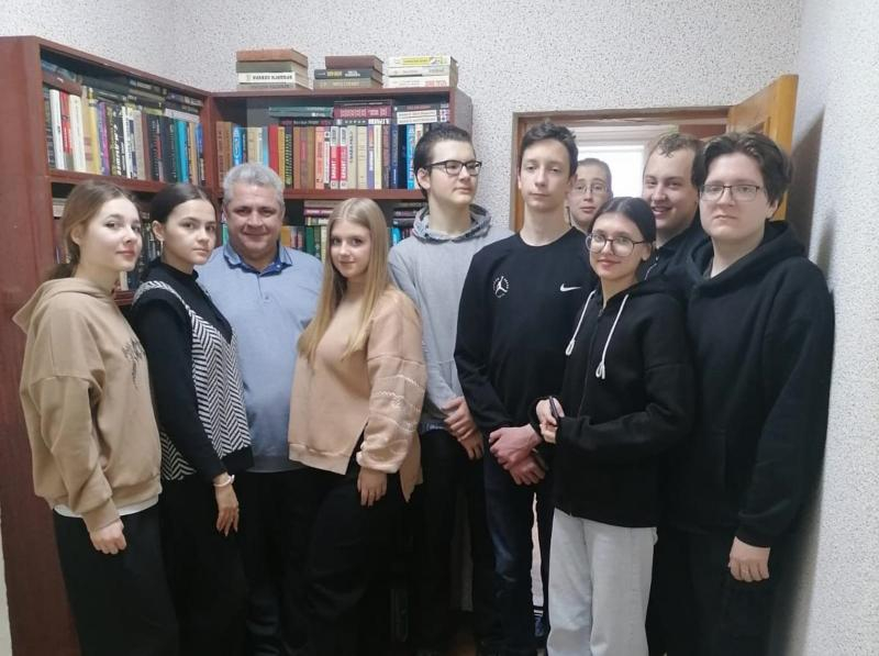 Более 800 книг подарили Центру социального обслуживания ученики гимназии №5 в Морозовске