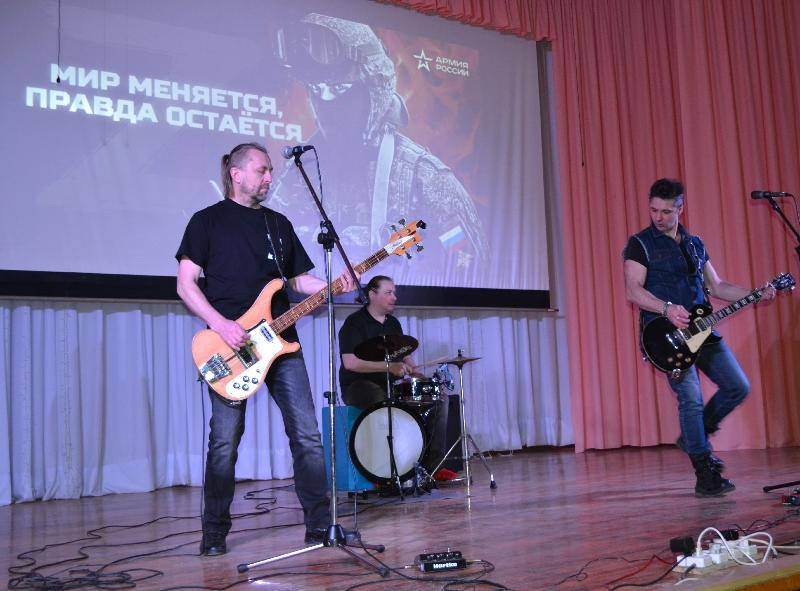 Рок-группа «Ещё» выступила перед юнармейцами в Морозовске в рамках патриотической акции «Мы вместе с нашей армией»