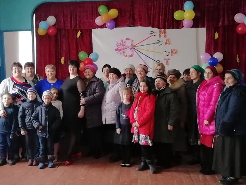 Признания в любви и слова благодарности женщинам звучали со сцены в Доме культуры хутора Сибирьки