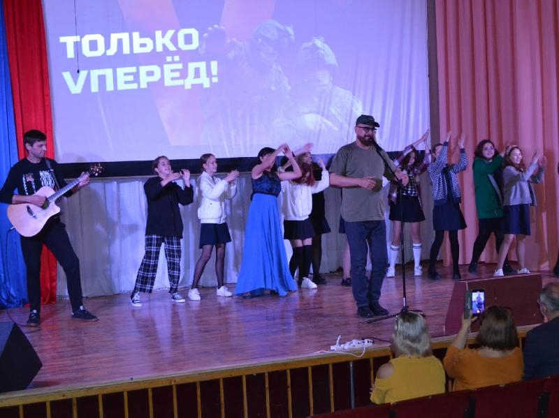 Участники рок-группы «Пилигрим» выступили в Морозовске в поддержку военнослужащих специальной военной операции