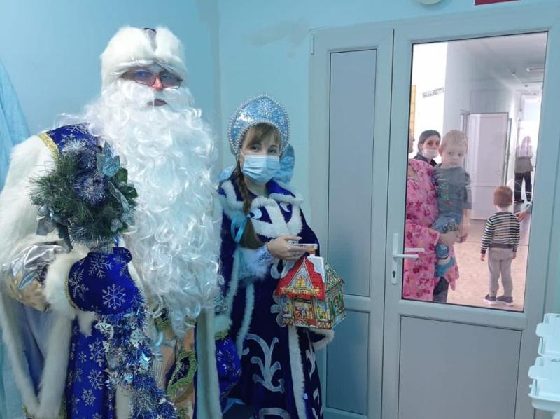 Дед Мороз и Снегурочка навестили ребят, находящихся на лечении в Морозовской районной больнице