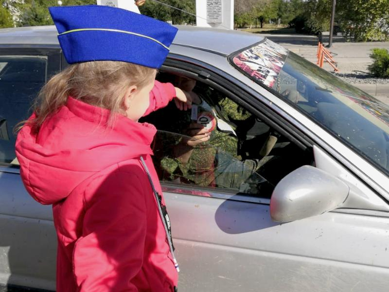 Пряники в виде знаков ограничения скорости раздавали водителям ЮИДовцы гимназии №5 в Морозовске