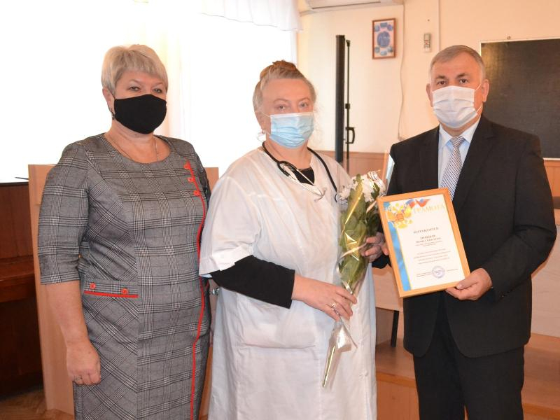Глава Морозовского района Петр Тришечкин отметил грамотами сотрудников ковидного госпиталя