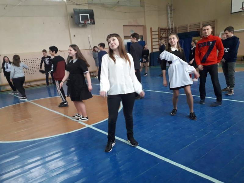 Эстафетами, конкурсами и танцевальной зарядкой отпраздновали День здоровья в школе №4