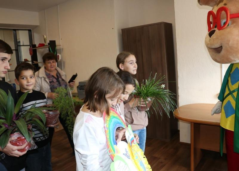Ребята из социального приюта Морозовского района подарили молодежному центру комнатные цветы