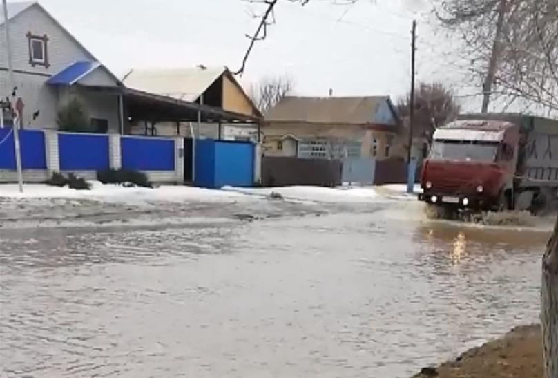 Снова затопило дорогу и частные дворы на улице Руднева в Морозовске
