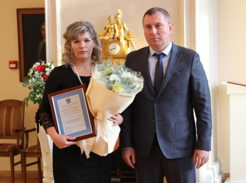 Многодетную мать из Морозовского района наградили дипломом «За заслуги в воспитании детей»