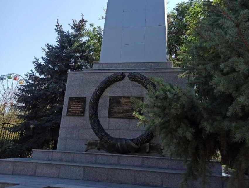 Грубую орфографическую ошибку нашли на отремонтированном на памятнике в Морозовске 