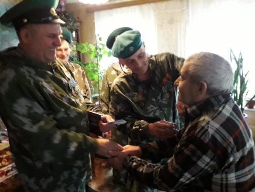 Юбилейную медаль в Морозовске вручили 84-летнему пограничнику