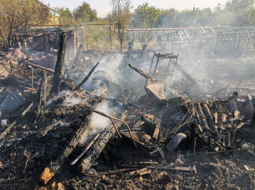 Помогали тушить даже подростки: Крупный пожар в Морозовске произошел из-за сухой травы и неблагоприятных погодных условий