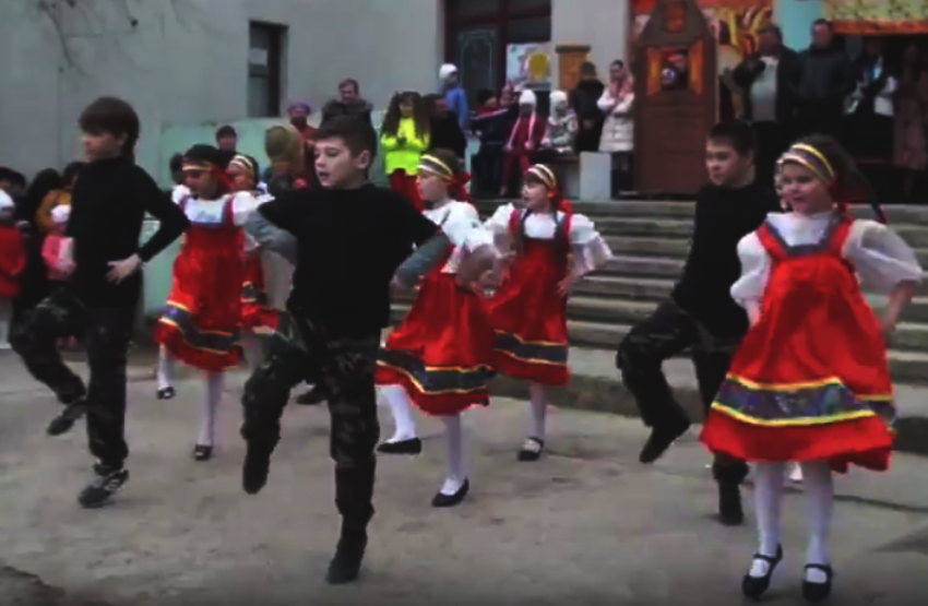 Танец студии «Парнас» на Масленицу в Морозовске возле ГДО