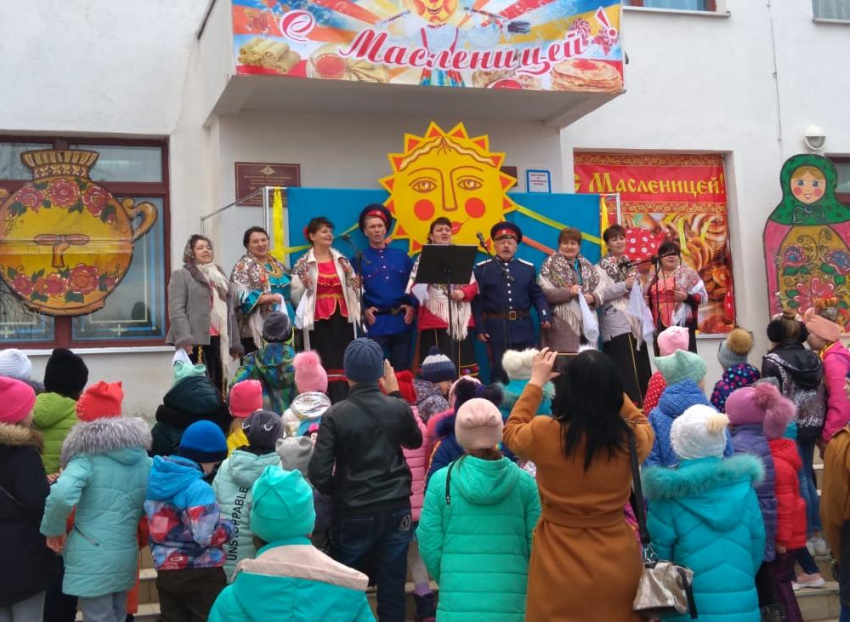 Масленицу возле дома офицеров в Морозовске проводили с песнями да блинами