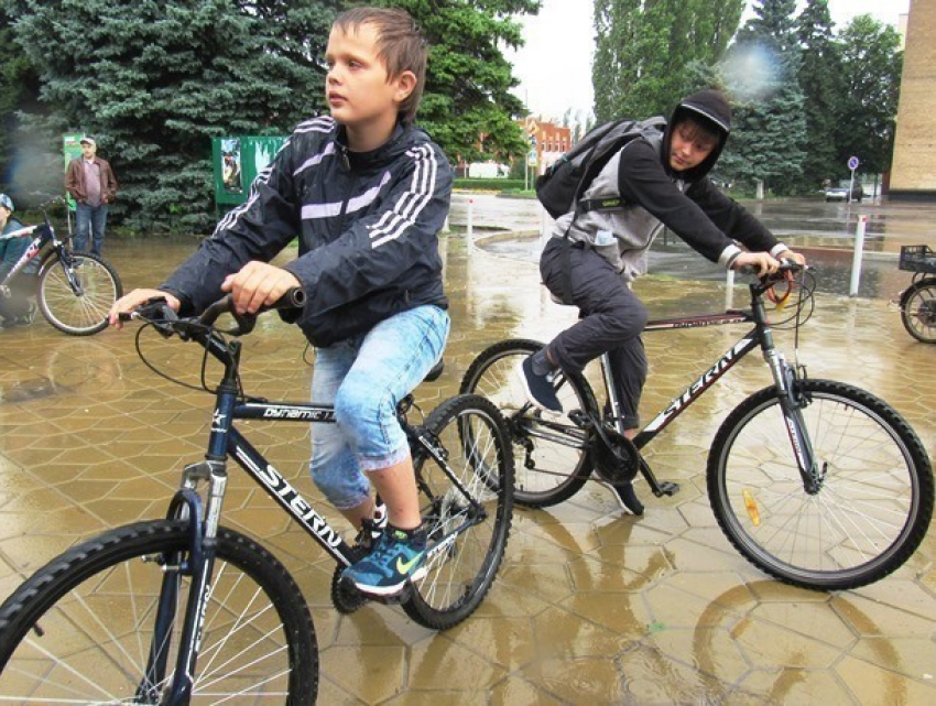 Смелая молодежь совершила велопробег под проливным дождем в Морозовске 