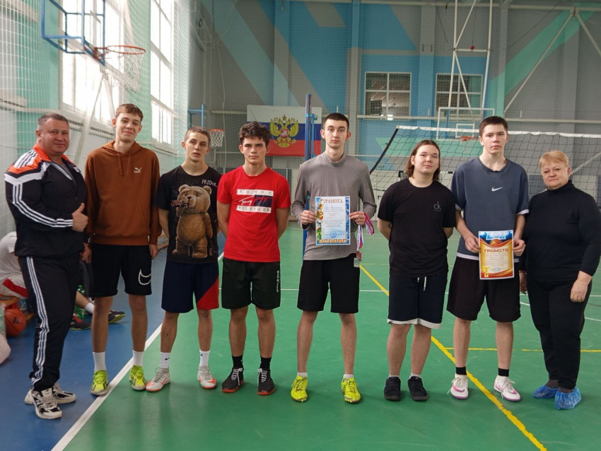 Морозовск сыграл в уличный баскетбол под крышей в ФОКе