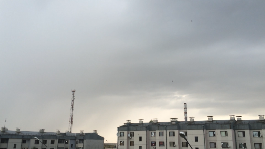Оглушительный гром и крики испуганных детей попали в Морозовске на видео