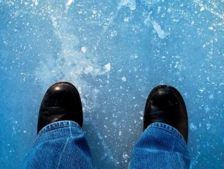 Второклассница провалилась под лед в Ростовской области 