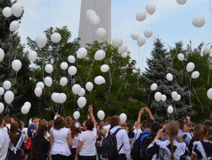 Морозовчане выпустили в небо белые шары в память о жертвах террактов