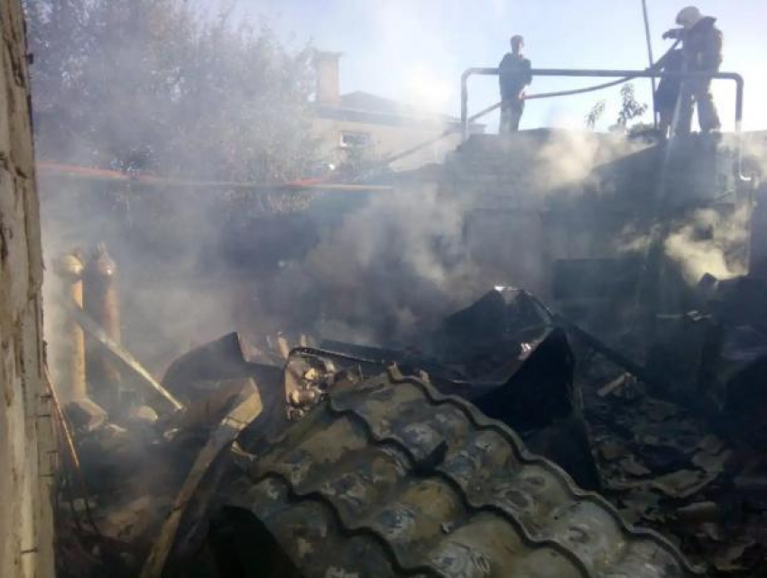 Хозяйственная постройка утром сгорела на улице Ворошилова в Морозовске