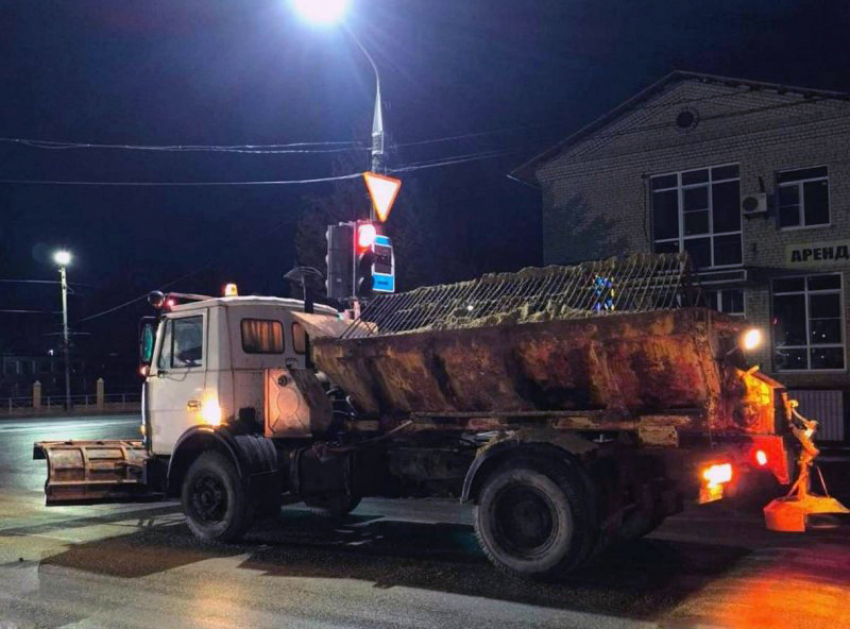 Коммунальные службы Морозовска вышли на ночную борьбу с гололёдом
