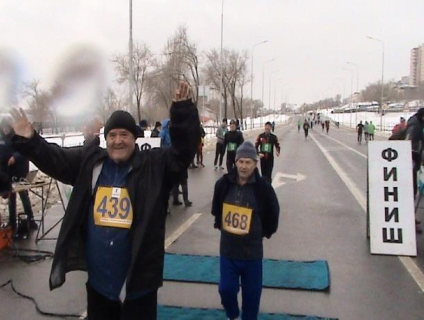 Легкоатлеты из Морозовска приняли участие в традиционном пробеге в честь годовщины победы на Волге